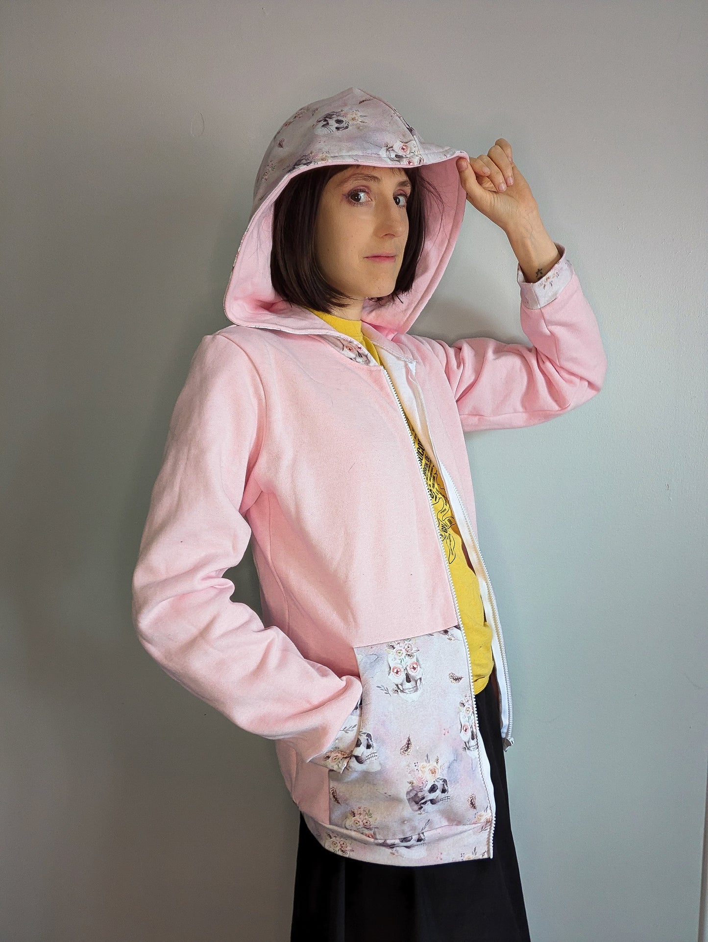 Veste à capuchon à motifs de fleurs et crânes