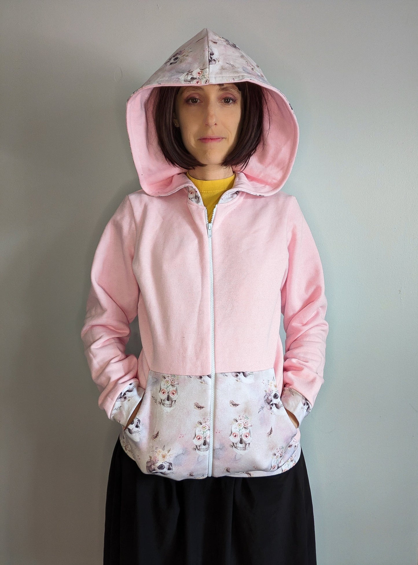 Veste à capuchon à motifs de fleurs et crânes