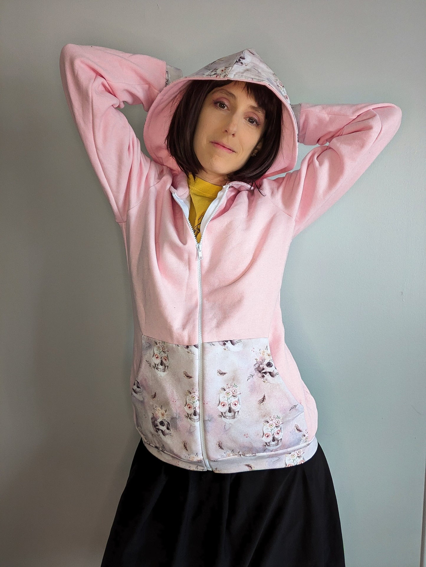 Veste à capuchon à motifs de fleurs et crânes