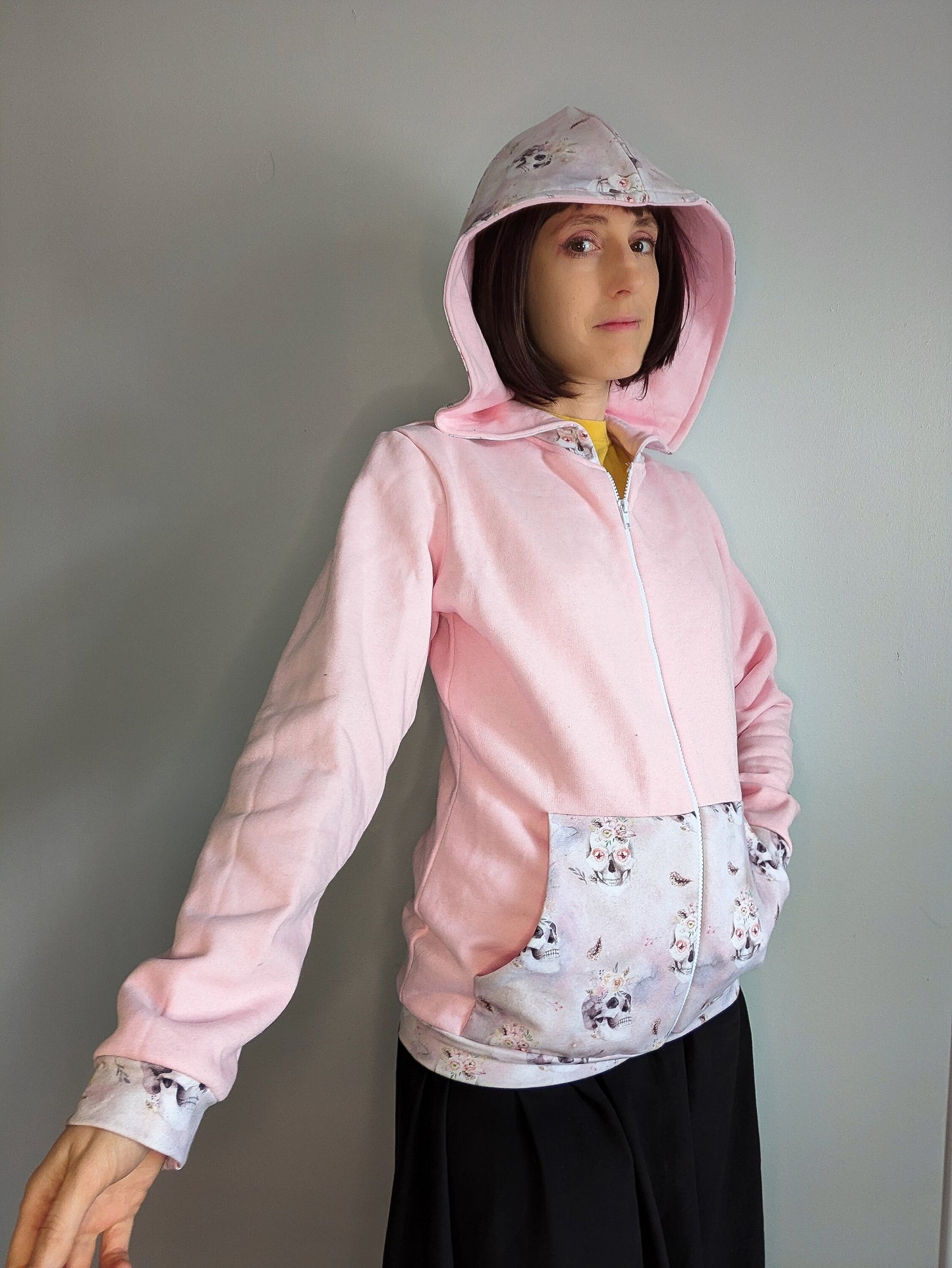Veste à capuchon à motifs de fleurs et crânes